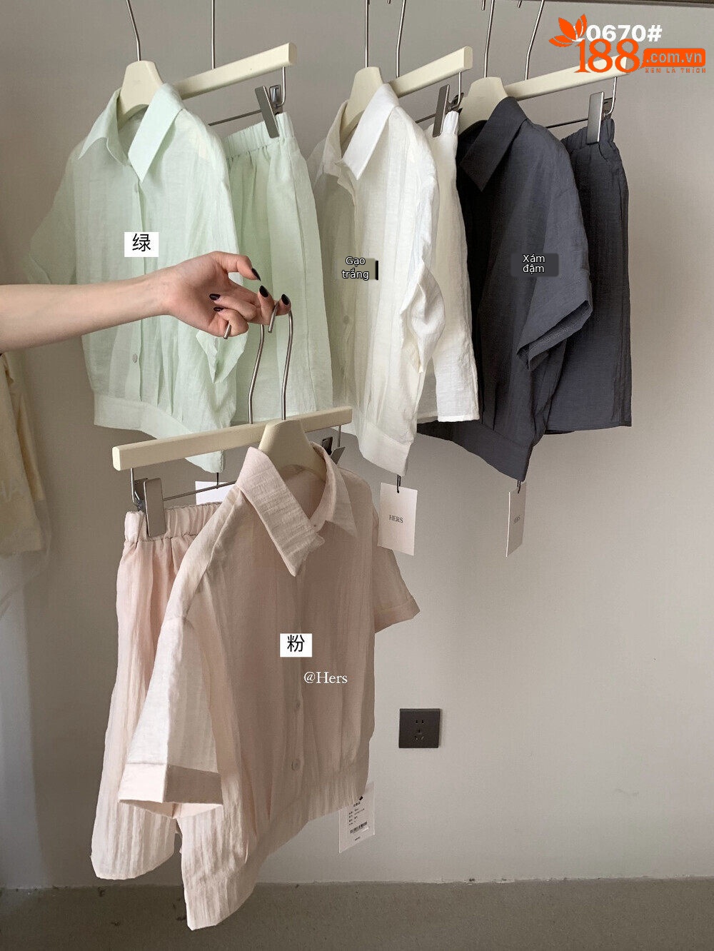 Bộ hai mảnh áo sơ mi ngắn phối quần short cạp chun nữ — xám đậm, màu hồng chi tiết 25