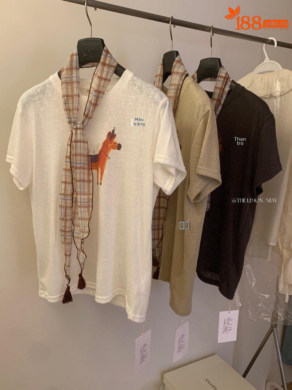 Áo thun nữ cổ tròn tay ngắn in hình ngựa hoạt hình kèm khăn lụa — Xám cacbon, màu trắng, màu kaki chi tiết 2