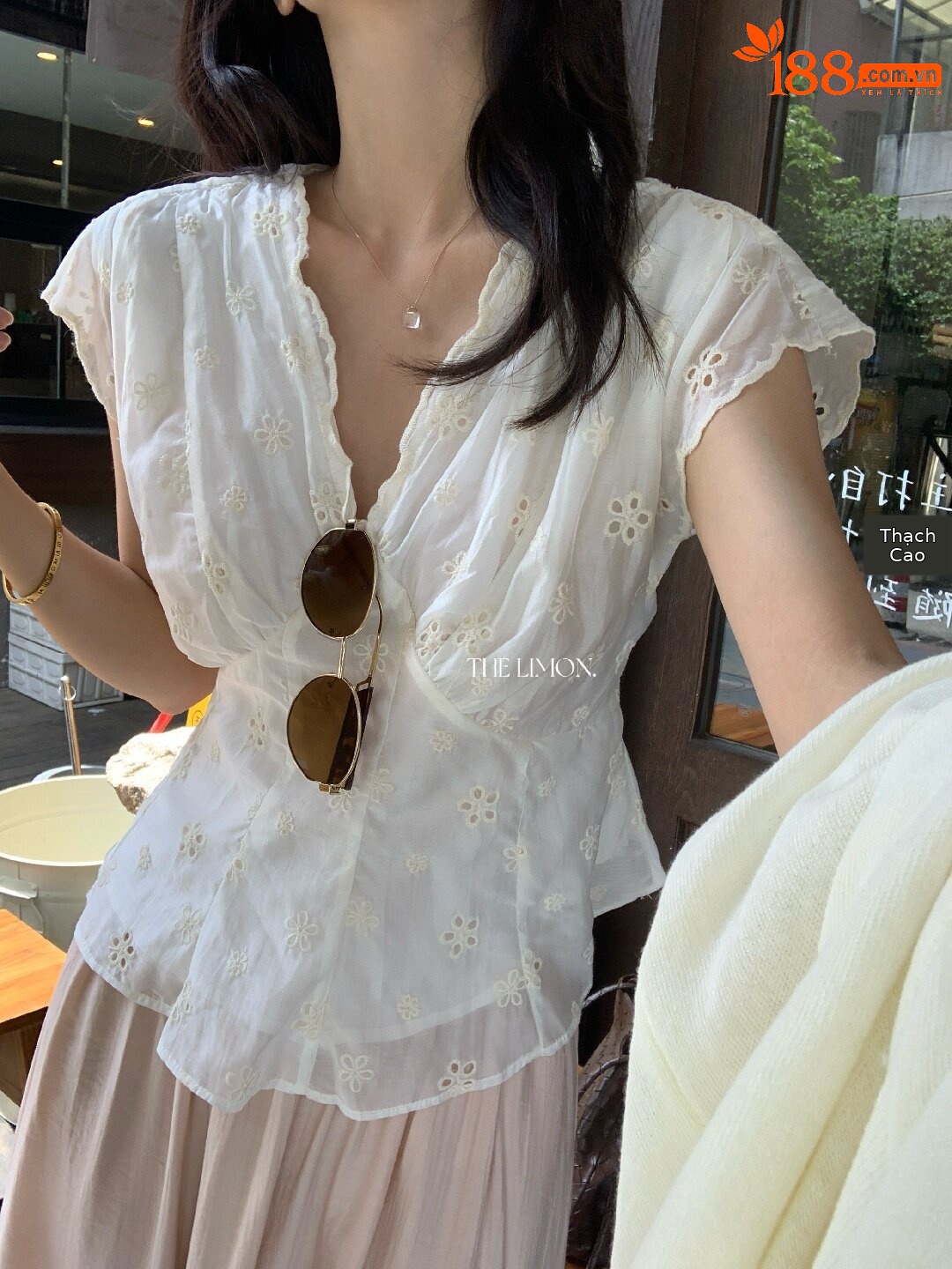 Áo sơ mi nữ cổ V tay ngắn thêu ren phong cách cung đình Pháp — màu mơ chi tiết 21