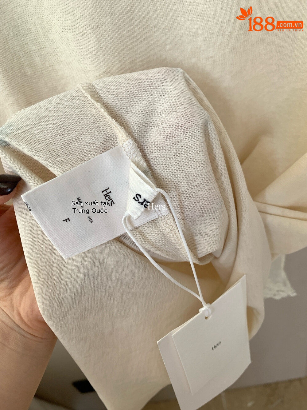 Áo thun nữ cổ tròn tay ngắn phối khăn choàng ren hai lớp — Bột củ sen, trắng ngà, Pho mát chi tiết 24