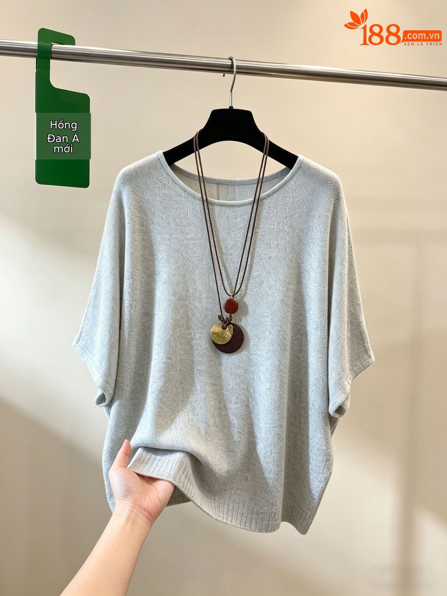 Áo thun nữ tay dơi cổ chữ V rộng, chất liệu sợi mát, form suông che khuyết điểm — màu đen