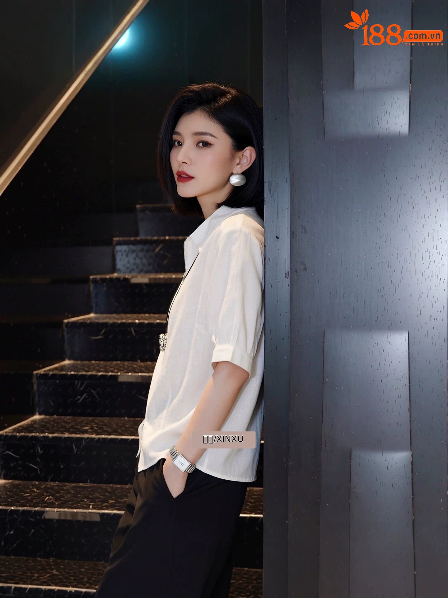 Áo sơ mi ngắn tay nữ cổ lật phong cách nhẹ nhàng, thiết kế dây kéo trước, form suông tôn dáng — màu trắng