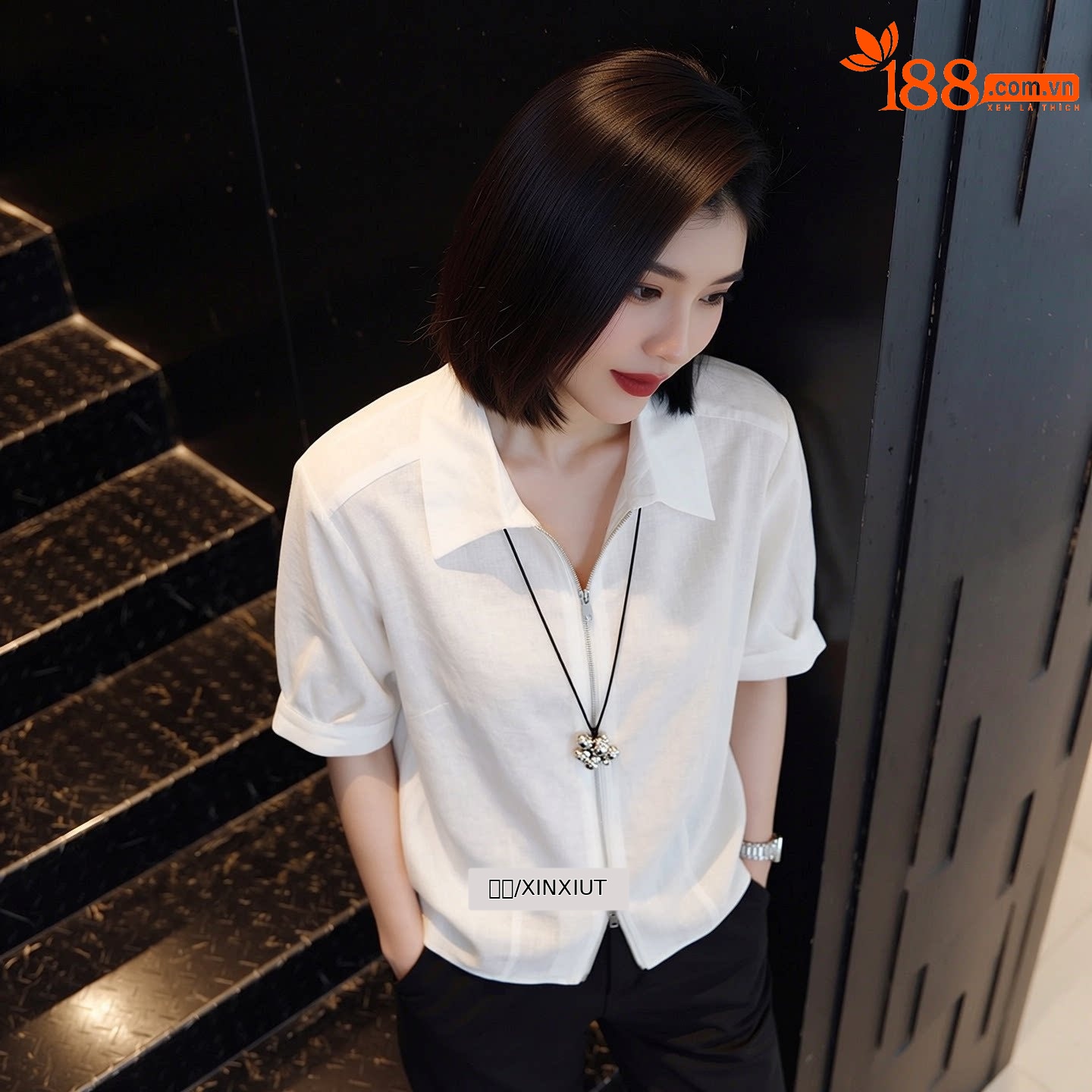 Áo sơ mi ngắn tay nữ cổ lật phong cách nhẹ nhàng, thiết kế dây kéo trước, form suông tôn dáng — màu trắng chi tiết 3