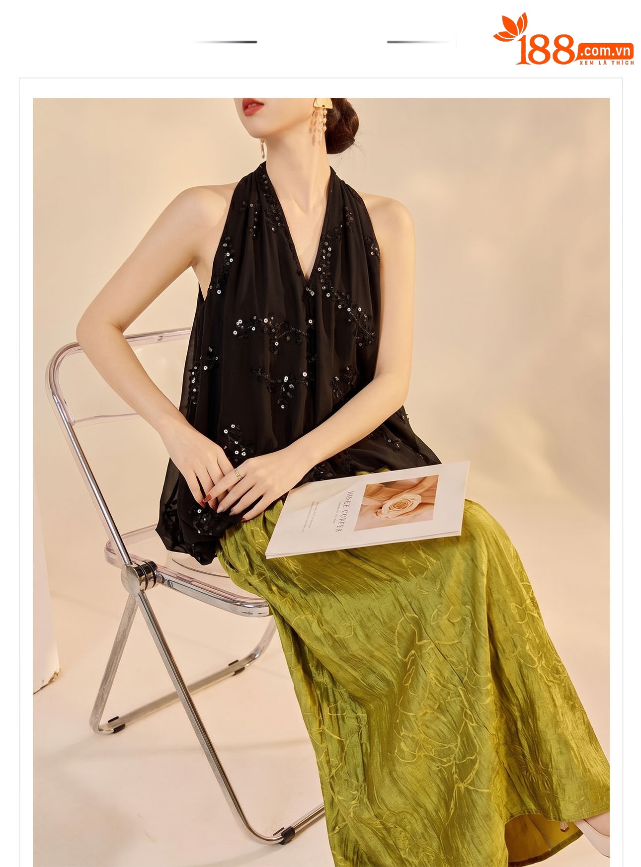Áo cổ yếm V cổ chiffon thêu sequin không tay form rộng — Sữa hạnh nhân chi tiết 1
