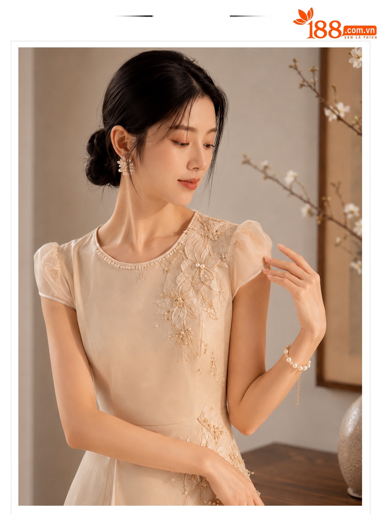 Váy dài cổ tròn thêu hoa ngọc lan lập thể kèm thắt lưng — Sữa hạnh nhân chi tiết 2