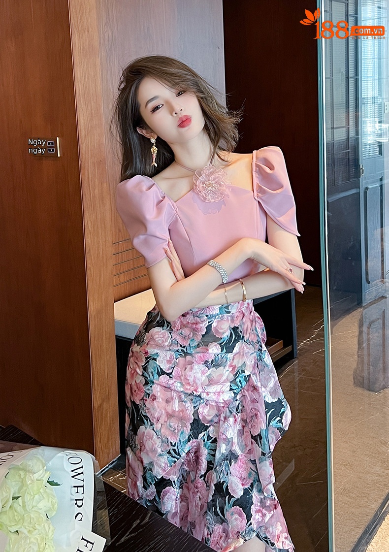 Váy maxi nữ dáng bất đối xứng in họa tiết đuôi cá, xòe hoa nhún bèo chữ A — Hoa Hồng chi tiết 7