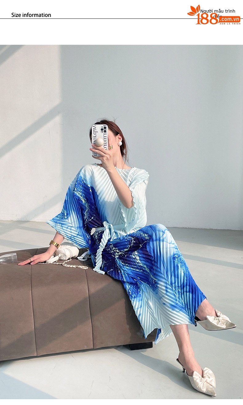Váy maxi xếp ly in họa tiết cao cấp, chít eo thon gọn, phong cách thanh lịch — Màu xanh lam chi tiết 5