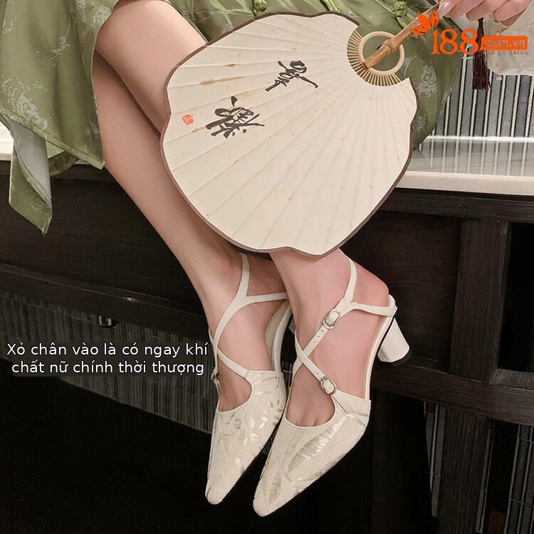 Sandal cao gót mũi nhọn phong cách Trung Hoa mới, chất sa tanh, quai chéo rỗng, gót thô 9 cm — Màu trắng be, Màu Kaki