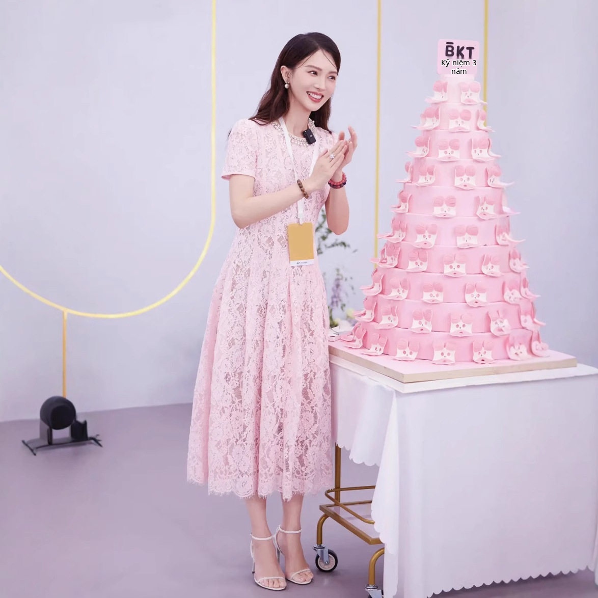 Đầm maxi nữ thắt eo cổ tròn ren hoa 3D tay ngắn midi — Hồng