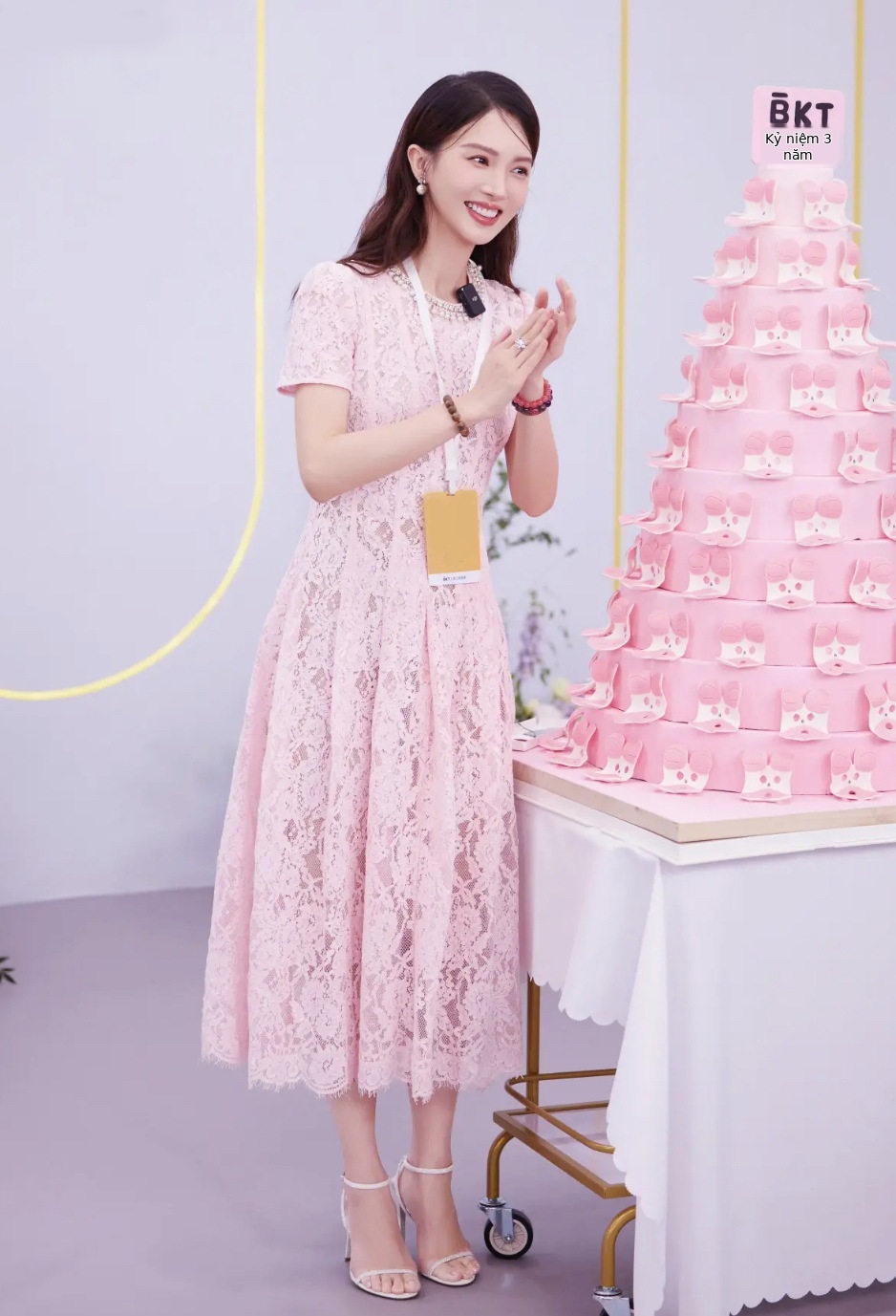 Đầm maxi nữ thắt eo cổ tròn ren hoa 3D tay ngắn midi — Hồng chi tiết 5