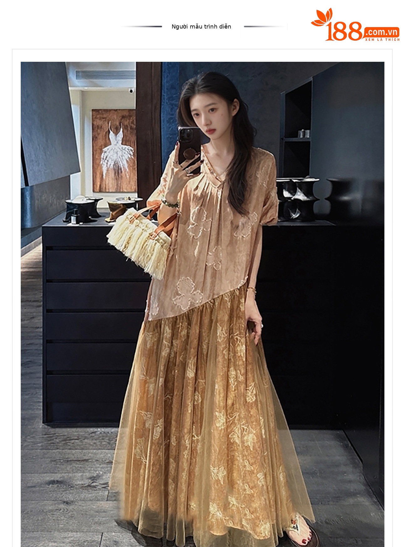 Váy maxi nữ phối hoa phong cách quốc gia cao cấp, chất rayon sang trọng, tay ngắn, thắt eo — Màu trắng, Màu mơ cà phê chi tiết 1