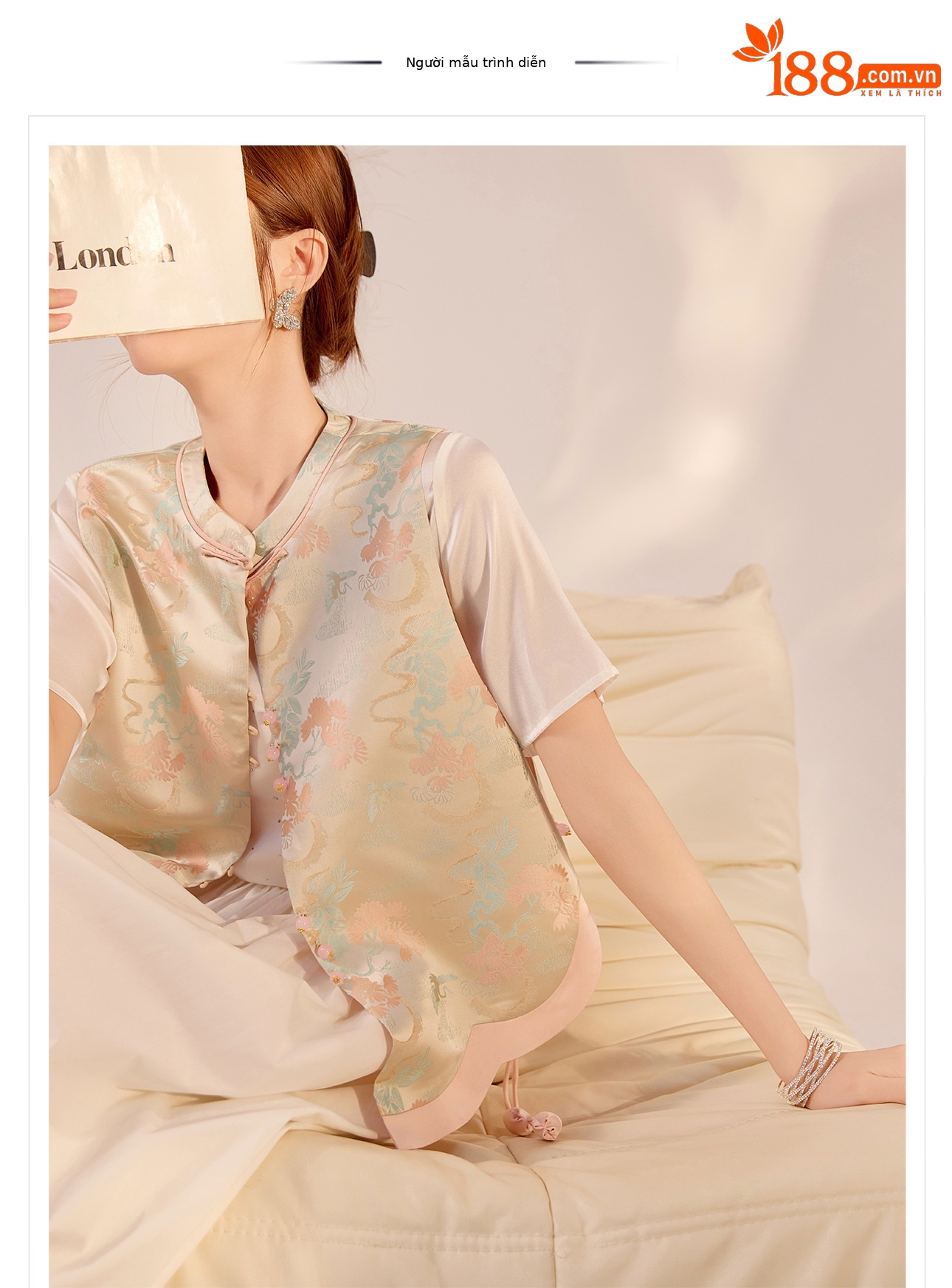 Áo vest gile nữ phong cách Trung Hoa cao cấp, họa tiết hoa văn nổi, khóa tua rua, dáng suông mùa hè — Hoa anh đào chi tiết 1