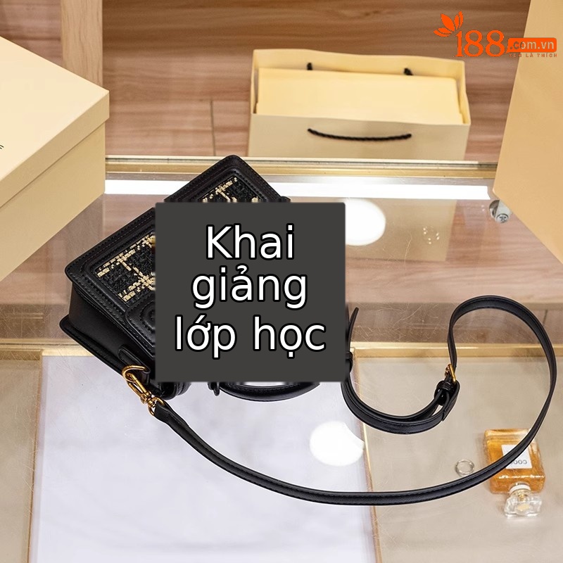 Túi xách tay da cổ điển vuông nhỏ phong cách Chanel, quai xách tay và đeo chéo — Màu đen w