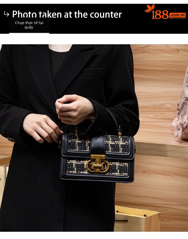 Túi xách tay da cổ điển vuông nhỏ phong cách Chanel, quai xách tay và đeo chéo — Màu đen w chi tiết 1