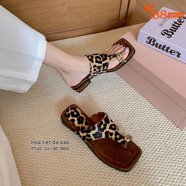 Dép xỏ ngón nữ họa tiết da báo retro khóa kim loại đế bệt — màu be, in da báo, đen, bạc
