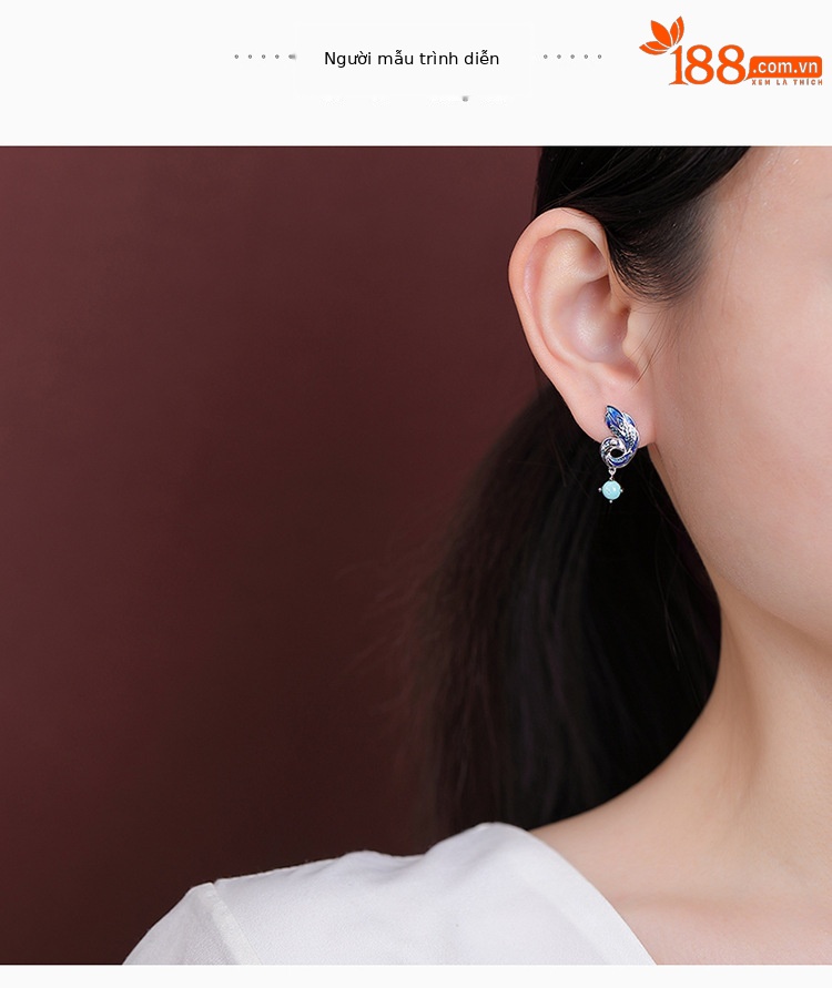 Bông tai bạc S925 hình con công đính đá xanh ngọc phong cách retro — một cặp chi tiết 3