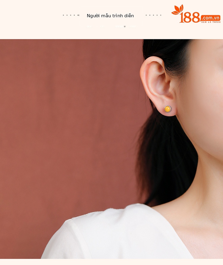 Bông tai bạc S925 hình tổ ong retro cổ điển, mặt tròn khắc chữ thần chú — một cặp chi tiết 4