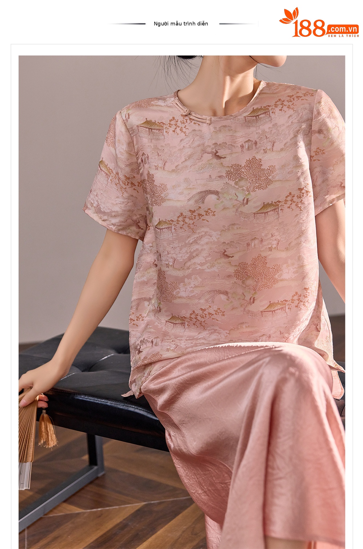 Áo thun cổ tròn tay ngắn phong cách Tân Trung Hoa đính khuy vải, chất liệu lụa tơ tằm jacquard — Màu hồng, màu mơ chi tiết 1