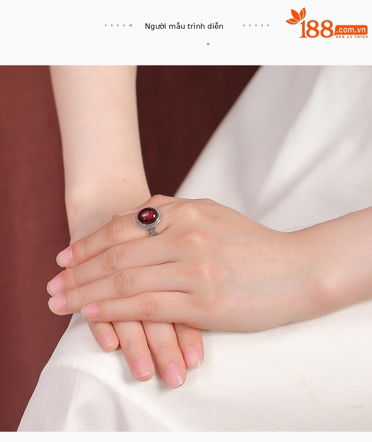 Nhẫn bạc S990 đính huyết hổ phách cabochon khắc chú sáu chữ phong cách Trung Hoa — Một mảnh chi tiết 4