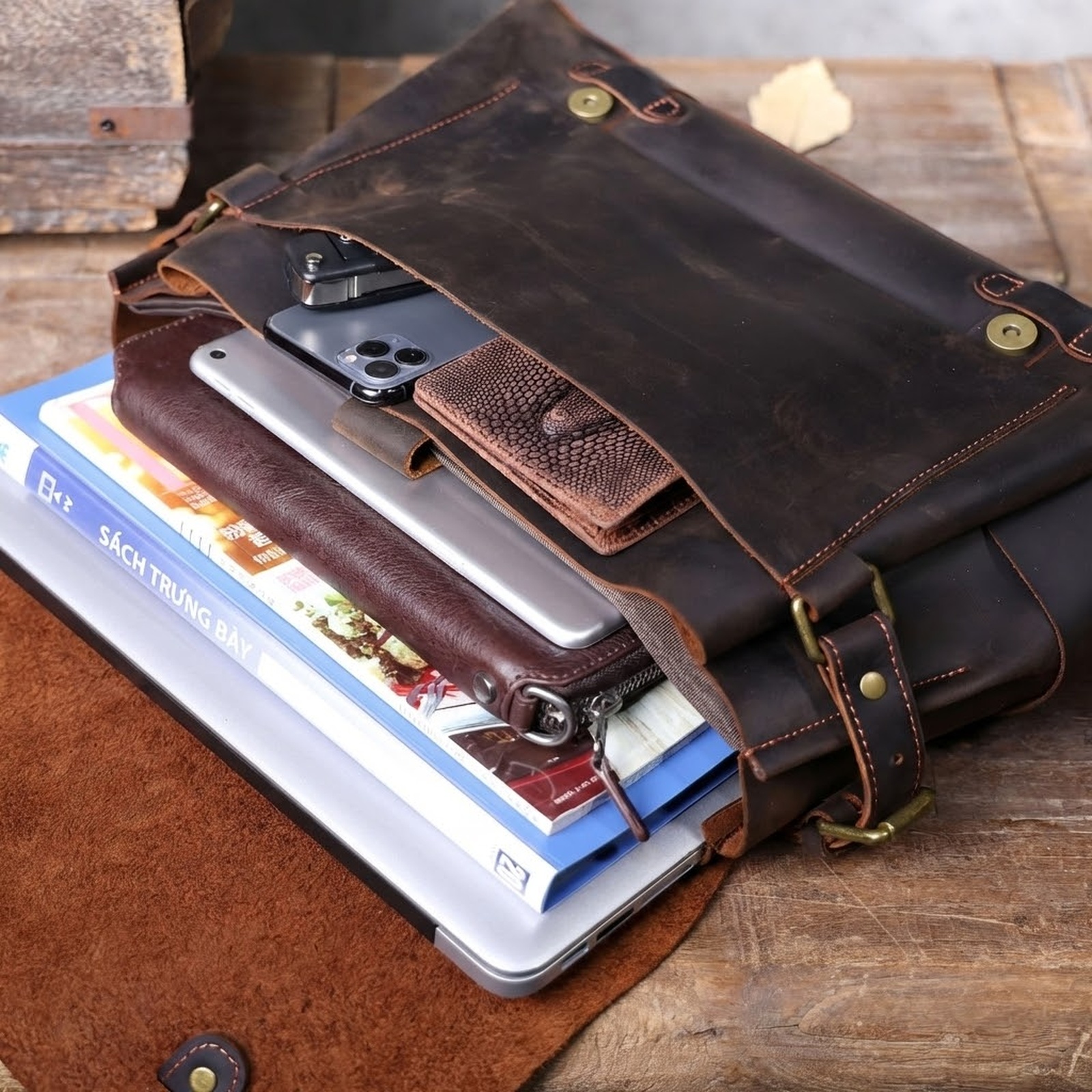 Túi Đeo Chéo Nam Da Bò Mad Horse Cỡ Lớn Đựng Laptop Phong Cách Retro Màu Nâu