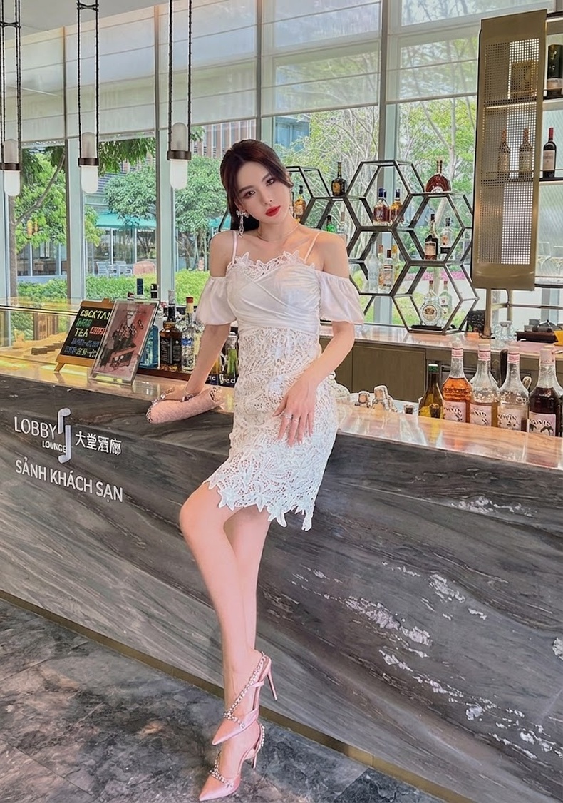 Váy liền thân Nữ Tay Lỡ Hở Vai Ren Hoa Nổi Phong Cách Tiểu Thư Màu Trắng chi tiết 6