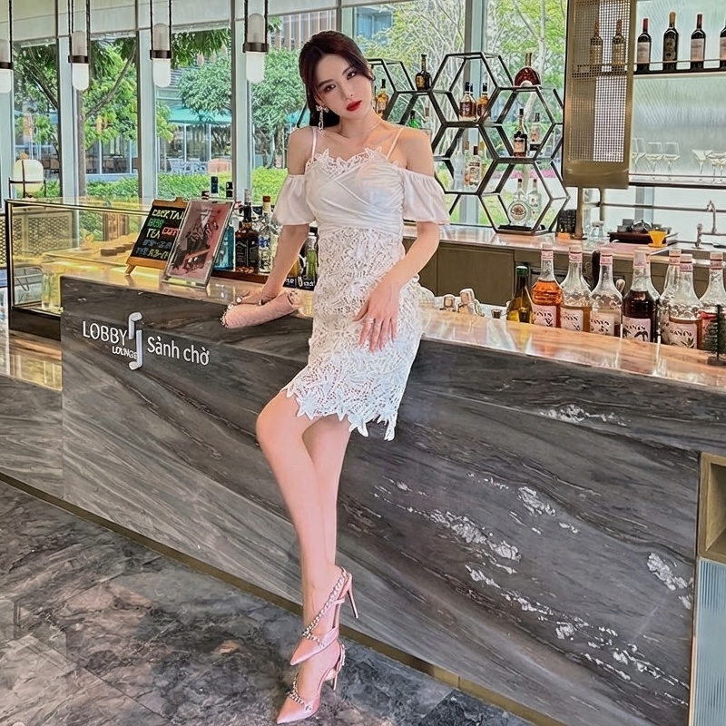 Váy liền thân Nữ Tay Lỡ Hở Vai Ren Hoa Nổi Phong Cách Tiểu Thư Màu Trắng